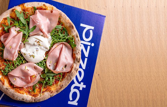 Pizza Mortadella e Burrata – Eleganță Italiană pe Blat Crocant