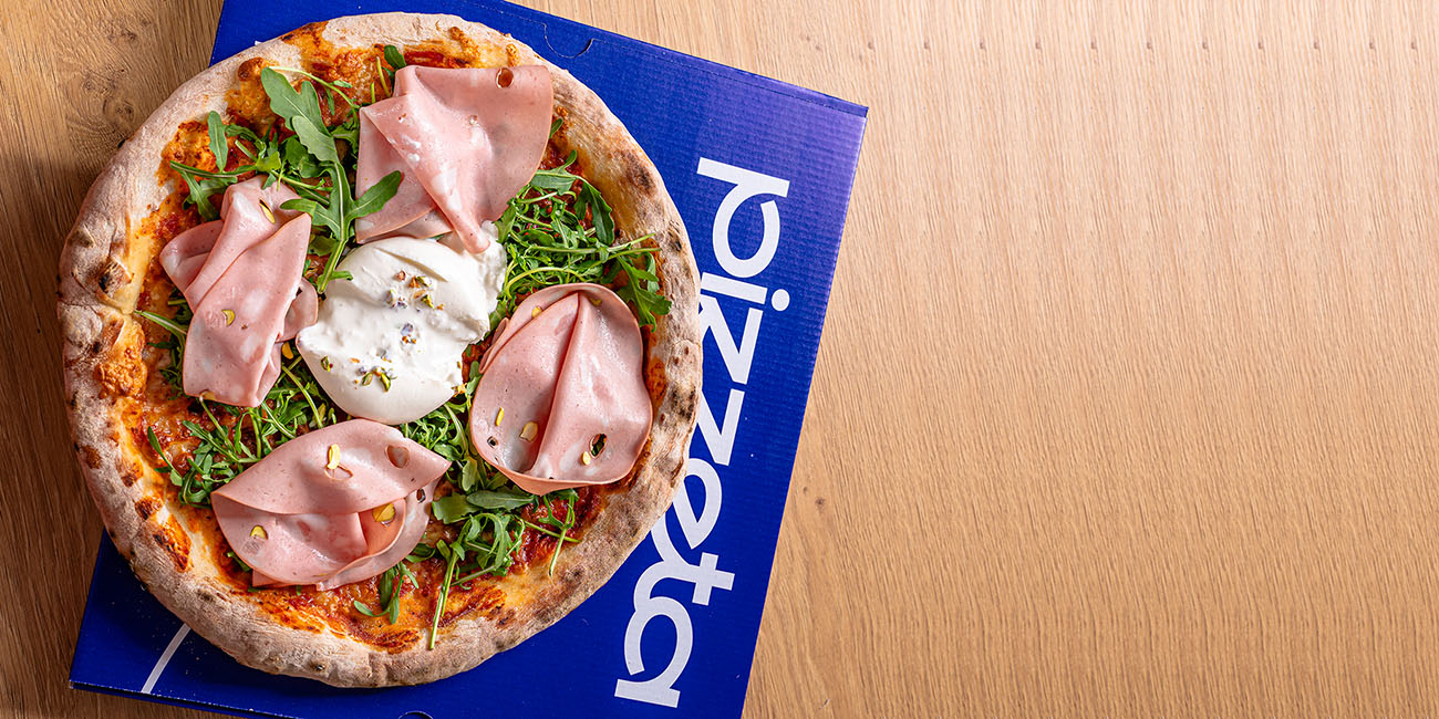 Pizza Mortadella e Burrata – Eleganță Italiană pe Blat Crocant